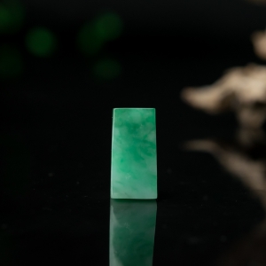 糯种翠绿翡翠无事牌吊坠