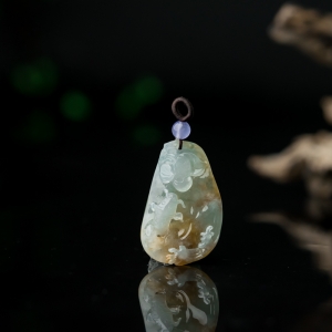 糯冰种俏色翡翠年年有余吊坠