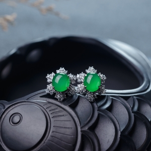 18K糯冰种阳绿翡翠耳钉