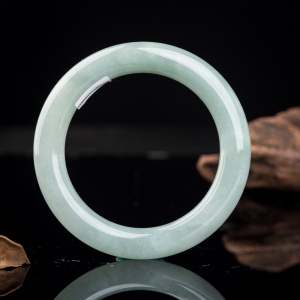 56.5mm糯冰种浅绿翡翠圆镯