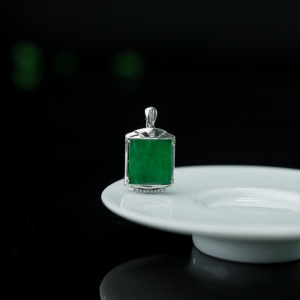 18K糯种翠绿翡翠无事牌吊坠