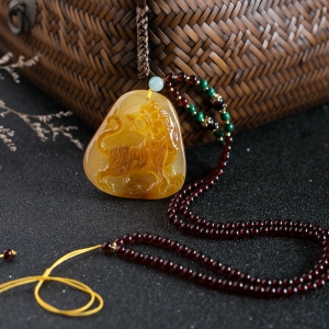 带皮俏色蜜蜡老虎吊坠