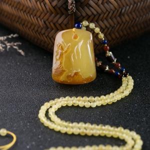 带皮俏色蜜蜡李白吊坠