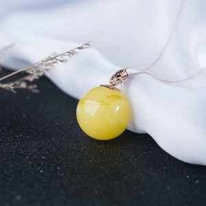 18K鸡油黄蜜蜡圆珠吊坠