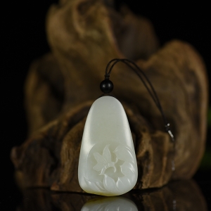 籽料和田白玉蝶恋花吊坠