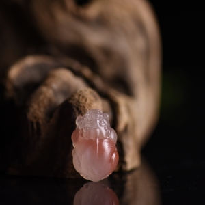 冰飘玫瑰红南红貔貅吊坠