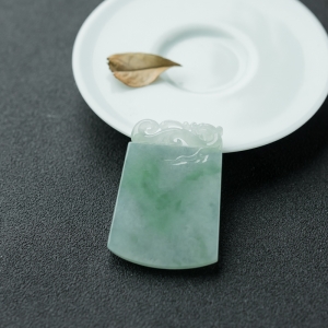 糯种浅绿翡翠无事牌吊坠