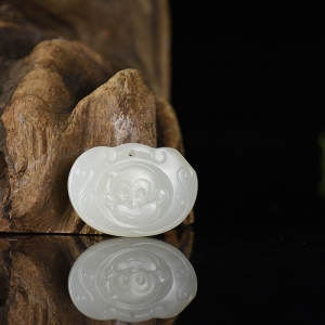 籽料和田白玉申猴平安锁吊坠