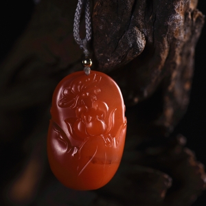 樱桃红南红蝶恋花吊坠