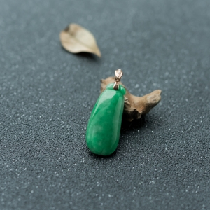 18K豆种阳绿翡翠福瓜吊坠