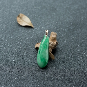 18K豆种豆绿翡翠福瓜吊坠