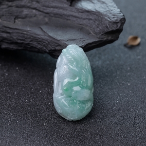 糯冰种浅绿翡翠凤凰吊坠