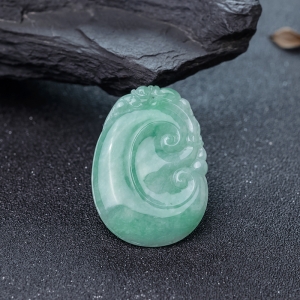 糯种浅绿翡翠如意吊坠