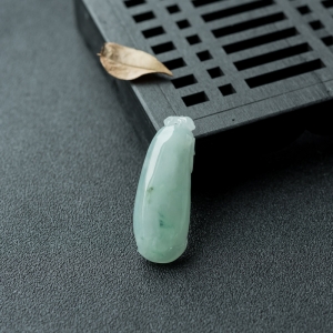 糯冰种飘花翡翠福瓜吊坠