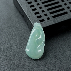 糯冰种晴水翡翠如意吊坠