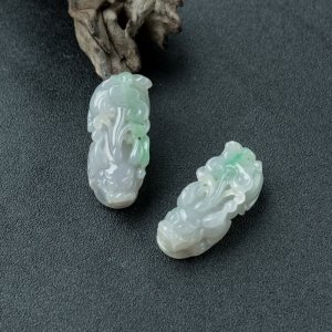 糯种春带彩翡翠貔貅吊坠（一对）