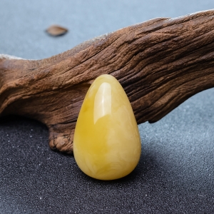 鸡油黄蜜蜡水滴吊坠