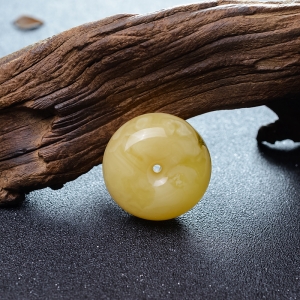 鸡油黄蜜蜡平安扣吊坠