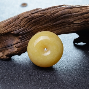 鸡油黄蜜蜡平安扣吊坠