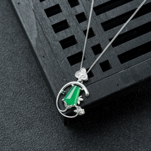 18K糯冰种阳绿翡翠随形吊坠