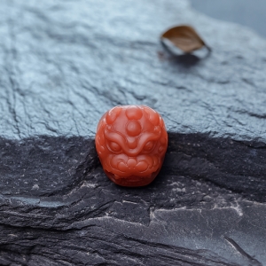 柿子红南红兽面戒面