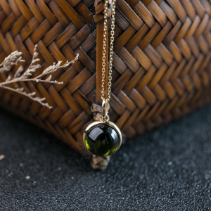 18K深绿色碧玺项链