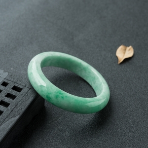 58mm豆种浅绿翡翠平安镯