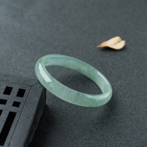 50mm糯冰种晴水翡翠贵妃镯