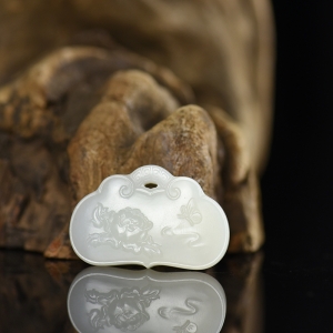 籽料和田白玉蝶恋花平安锁吊坠