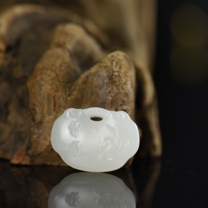 籽料和田白玉蝶恋花平安锁吊坠