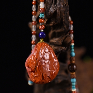 柿子红南红龙马精神吊坠