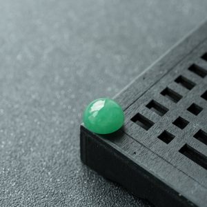 糯种翠绿翡翠戒面