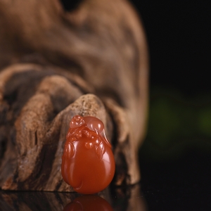 樱桃红南红灵猴献寿吊坠