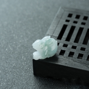 糯种飘翠翡翠卯兔吊坠
