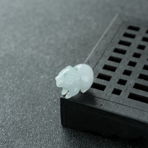 糯种飘翠翡翠亥猪吊坠