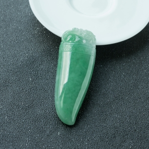 糯冰种翠绿翡翠虎牙吊坠