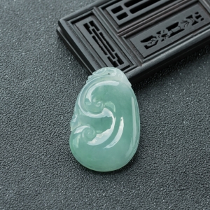 糯冰种浅绿翡翠如意吊坠