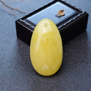 鸡油黄蜜蜡随形吊坠