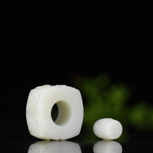 籽料和田白玉守护玉琮吊坠