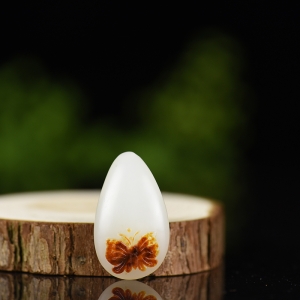 俏色和田羊脂玉蝴蝶吊坠