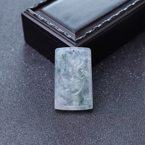 冰种飘花翡翠龙牌吊坠