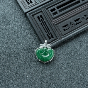 18K糯种翠绿翡翠如意吊坠