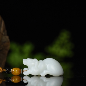 山流水料和田羊脂白玉戌狗手把件