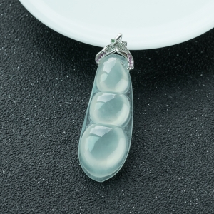 18K糯冰种淡晴水翡翠福豆吊坠