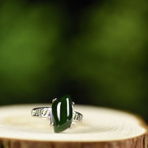 银镶山料和田碧玉戒指