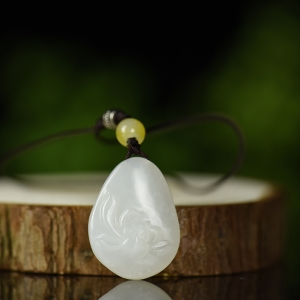 籽料和田白玉莲花吊坠