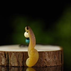 籽料和田玉黄沁如意吊坠