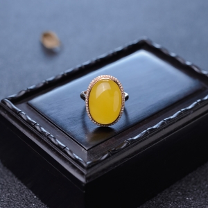 18K鸡油黄蜜蜡戒指