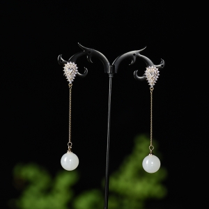 银镶锆石山料和田白玉耳坠