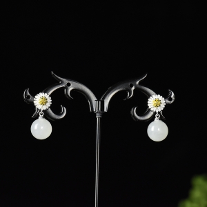 银镶山料和田白玉雏菊耳坠